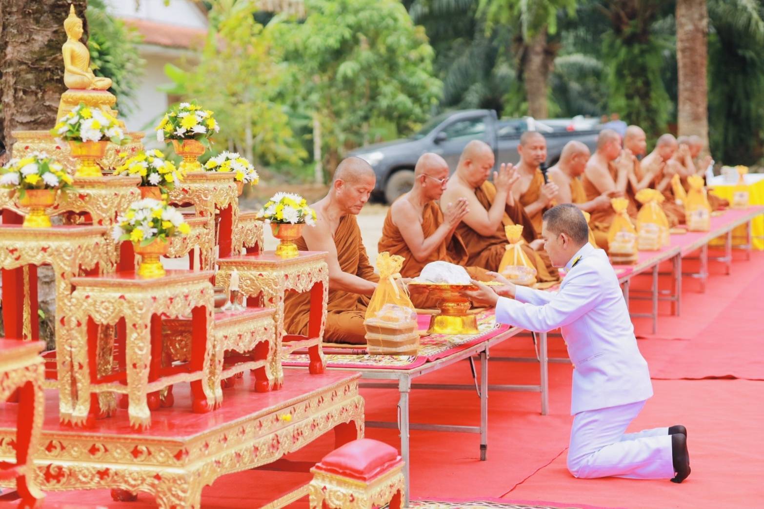 วันที่ 4 ธันวาคม 2567
ดร.สรรเพชญ เรืองอร่าม สาธารณสุขอำเภอพนม มอบหมายให้ นางสาวพรเพ็ญ เพชรชู
นักสาธารณสุขชำนาญการ นางสาวอุปสรา รักบำรุง นักสาธารณสุขชำนาญการ เข้าร่วมถวายภัตตาหารเพลแด่พระภิกษุสงฆ์ 510 รูป ตามโครงการจาริกธุดงค์ธรรมยาตราเผยแผ่ธรรมเฉลิมพระเกียรติ ถวายเป็นพระราชกุศลแด่พระบาทสมเด็จพระเจ้าอยู่หัว เนื่องในโอกาสพระราชพิธีมหามงคลเฉลิมพระชนมพรรษา 6 รอบ 28 กรกฎาคม 2567 ณ วัดคลองชะอุ่น ตำบลคลองชะอุ่น