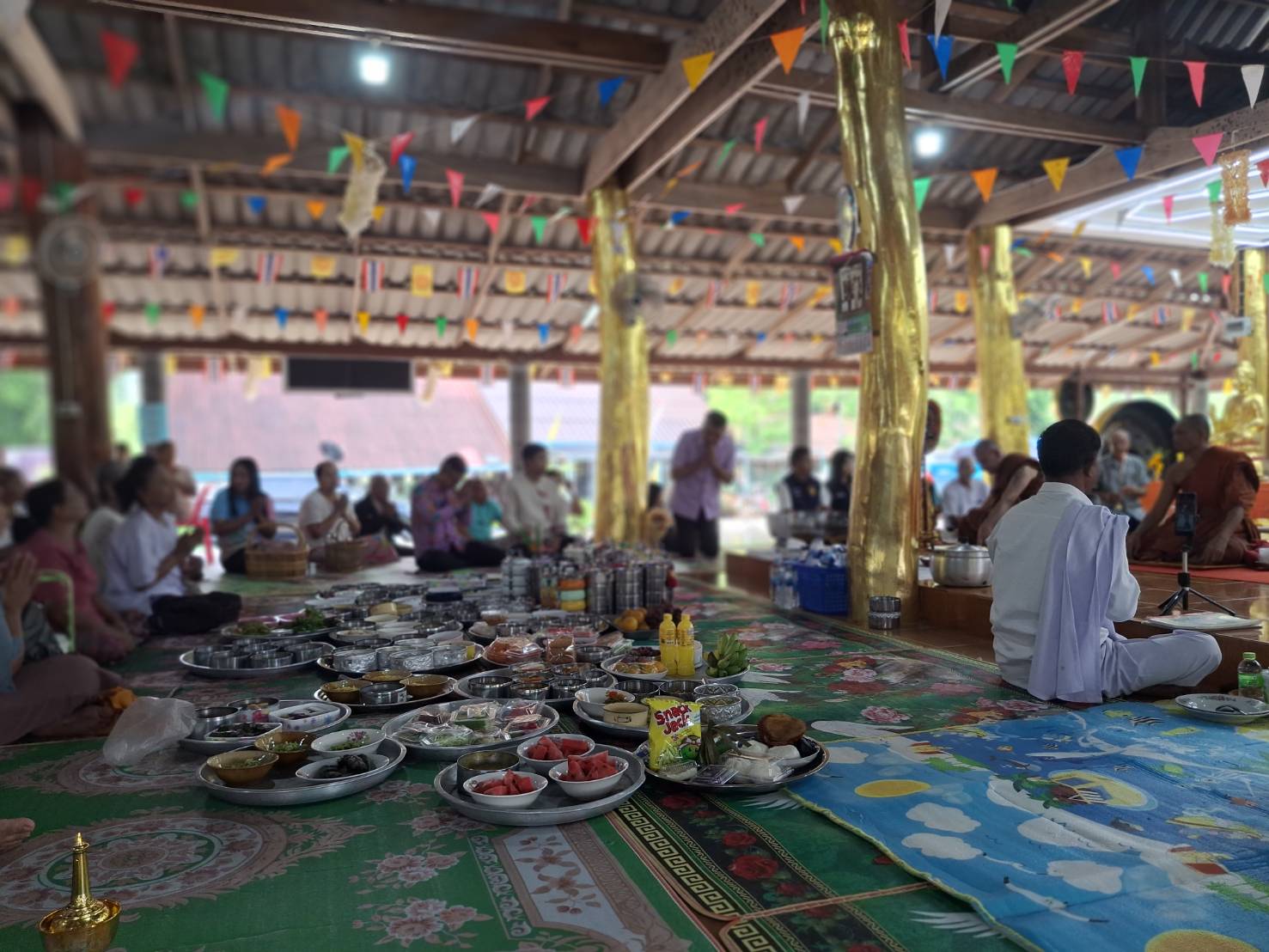 วันที่ 21 มกราคม 2568
ดร.สรรเพชญ เรืองอร่าม สาธารณสุขอำเภอพนม พร้อมด้วยเจ้าหน้าที่สาธารณสุข
เข้าร่วมกิจกรรมถวายภัตตาหารเพลแด่พระสงฆ์ ภายใต้โครงการขับเคลื่อนอำเภอคุณธรรมต้นแบบ กิจกรรมส่งเสริมคุณธรรม คนดี สังคมดี ที่นี่พนม ชื่อกิจกรรม “นายอำเภอ ชวนหิ้วชั้นเข้าวัด” และให้บริการทางด้านสุขภาพ ณ สำนักสงฆ์ถ้ำโกบทอง หมู่ที่ 5 ตำบลพนม