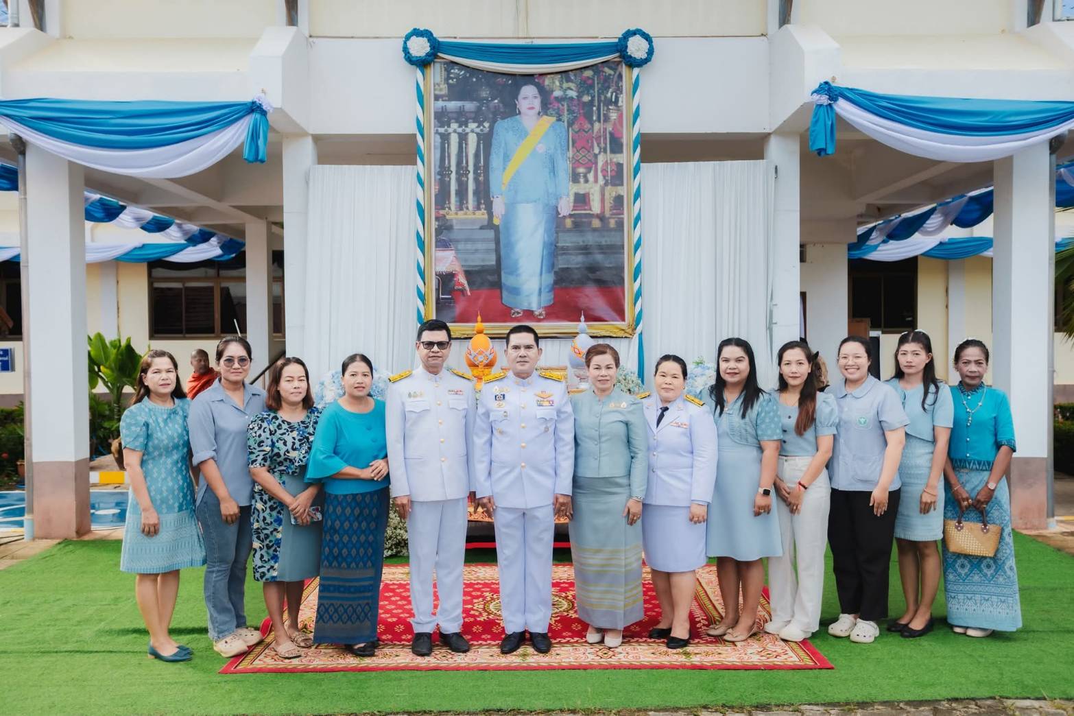 วันที่ 12 สิงหาคม 2568
ดร.สรรเพชญ เรืองอร่าม สาธารณสุขอำเภอพนม พร้อมด้วยเจ้าหน้าที่สาธารณสุข เข้าร่วมกิจกรรมเฉลิมพระเกียรติสมเด็จพระนางเจ้าสิริกิติ์ พระบรมราชินีนาถ พระบรมราชชนนีพันปีหลวง ในวันอังคารที่ 12 สิงหาคม 2568 ดังนี้