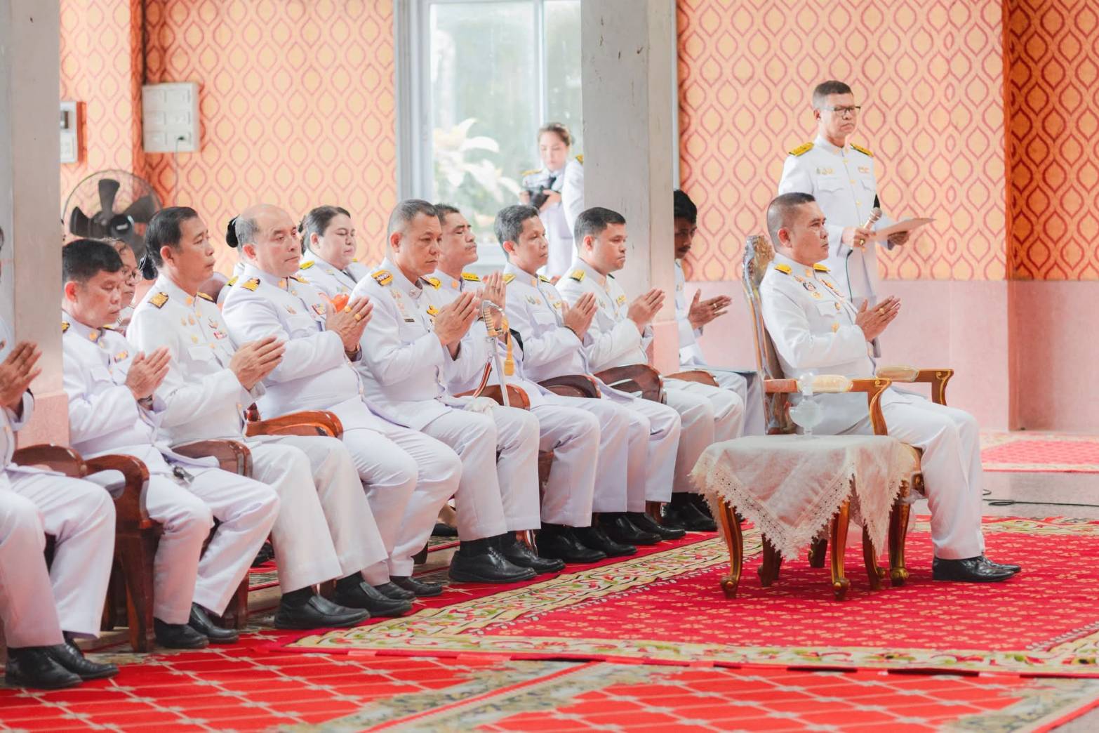วันที่ 30 ตุลาคม 2568
ดร.สรรเพชญ เรืองอร่าม สาธารณสุขอำเภอพนม พร้อมด้วยเจ้าหน้าที่สาธารณสุข ร่วมพิธีบำเพ็ญกุศลและแสดงความอาลัย ในวาระครบ 7 วัน (สัตตมวาร) แห่งการสวรรคต สมเด็จพระนางเจ้าสิริกิติ์ พระบรมราชินีนาถ พระบรมราชชนนีพันปีหลวง วันพฤหัสบดีที่ 30 ตุลาคม 2568 ณ วัดสองพี่น้อง ตำบลคลองศก อำเภอพนม จังหวัดสุราษฎร์ธานี