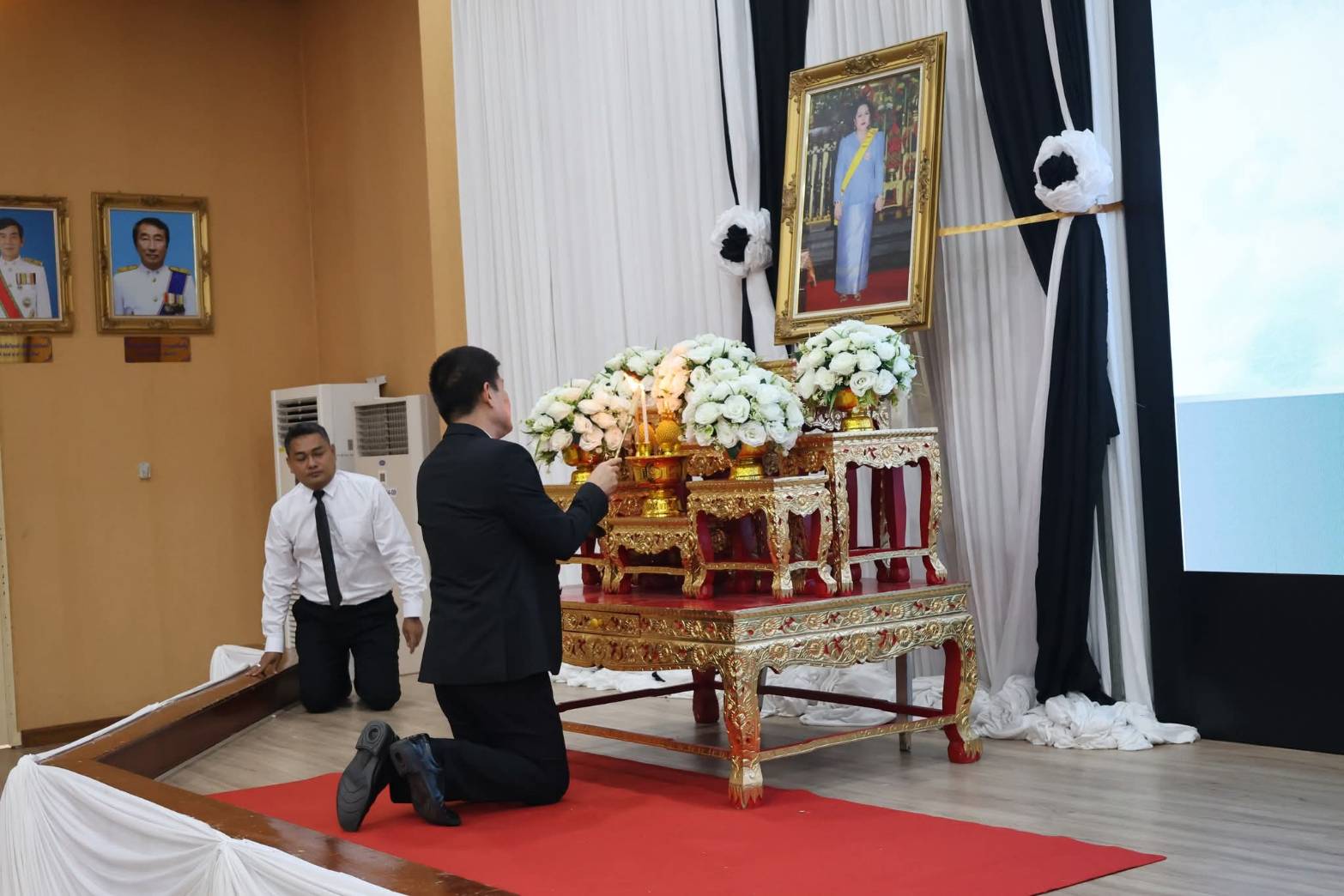 วันที่ 7 พฤศจิกายน 2568
ดร.สรรเพชญ เรืองอร่าม สาธารณสุขอำเภอพนม ร่วมกิจกรรมพิธีบำเพ็ญกุศล แสดงความอาลัย ครบ 15 วัน (ปัณรสมวาร) และกิจกรรมพลังแห่งความภักดีในห้วงระยะเวลา 100  วัน แห่งการสวรรคต สมเด็จพระนางเจ้าสิริกิติ์ พระบรมราชินีนาถ พระบรมราชชนนีพันปีหลวง ของเขตสุขภาพที่ 11 ณ ห้องประชุมวิภาวดี ชั้น 4 อาคารโภชนาการโรงพยาบาลสุราษฎร์ธานี