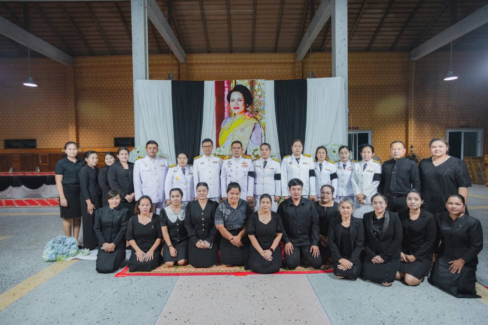 วันที่ 7 พฤศจิกายน 2568
ดร.สรรเพชญ เรืองอร่าม สาธารณสุขอำเภอพนม พร้อมด้วยเจ้าหน้าที่สาธารณสุข ร่วมพิธีบำเพ็ญกุศลและแสดงความอาลัย ในวาระครบ 15 วัน (ปัณรสมวาร) แห่งการสวรรคต สมเด็จพระนางเจ้าสิริกิติ์ พระบรมราชินีนาถ พระบรมราชชนนีพันปีหลวง ณ วัดสองพี่น้อง ตำบลคลองศก อำเภอพนม จังหวัดสุราษฎร์ธานี
