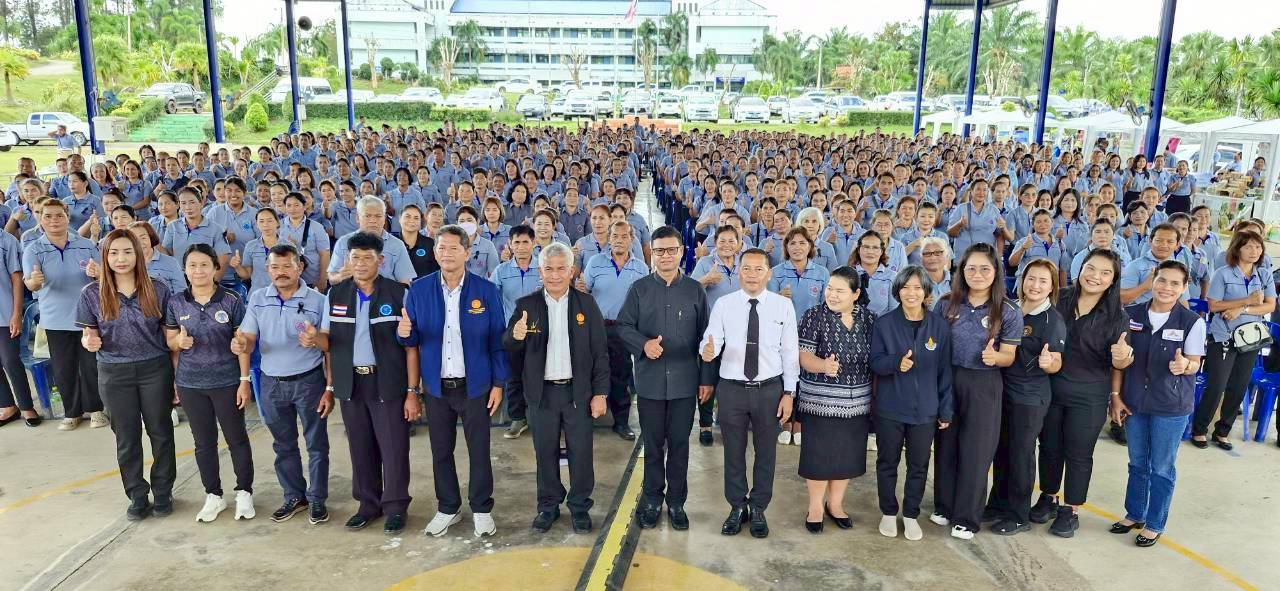 วันที่ 6 ธันวาคม 2568 สำนักงานสาธารณสุขอำเภอพนม จัดกิจกรรม สัมมนาวิวัฒนาการระบบ AI กับการใช้เทคโนโลยีด้านสาธารณสุข โดยท่าน ดร.ปรเมษฐ์ จินา สมาชิกสภาผู้แทนราษฎร เขต 5 สุราษฎร์ธานี เป็นประธานในการเปิดกิจกรรม เพื่อขับเคลื่อนการดำเนินงานด้านสุขภาพในพื้นที่แก่ประชาชน โดยมีผู้เข้าร่วมคือ อาสาสมัครสาธารณสุขประจำหมู่บ้าน (อสม.) เรียนรู้และดำเนินงานผ่าน I CARE การดูแลสุขภาพในการดูแลตนเองและประชาชนในพื้นที่ต่อไปการดำเนินงานด้านสุขภาพในพื้นที่แก่ประชาชน โดยมีผู้เข้าร่วมคือ อาสาสมัครสาธารณสุขประจำหมู่บ้าน (อสม.) เรียนรู้และดำเนินงานผ่าน I CARE การดูแลสุขภาพในการดูแลตนเองและประชาชนในพื้นที่ต่อไป