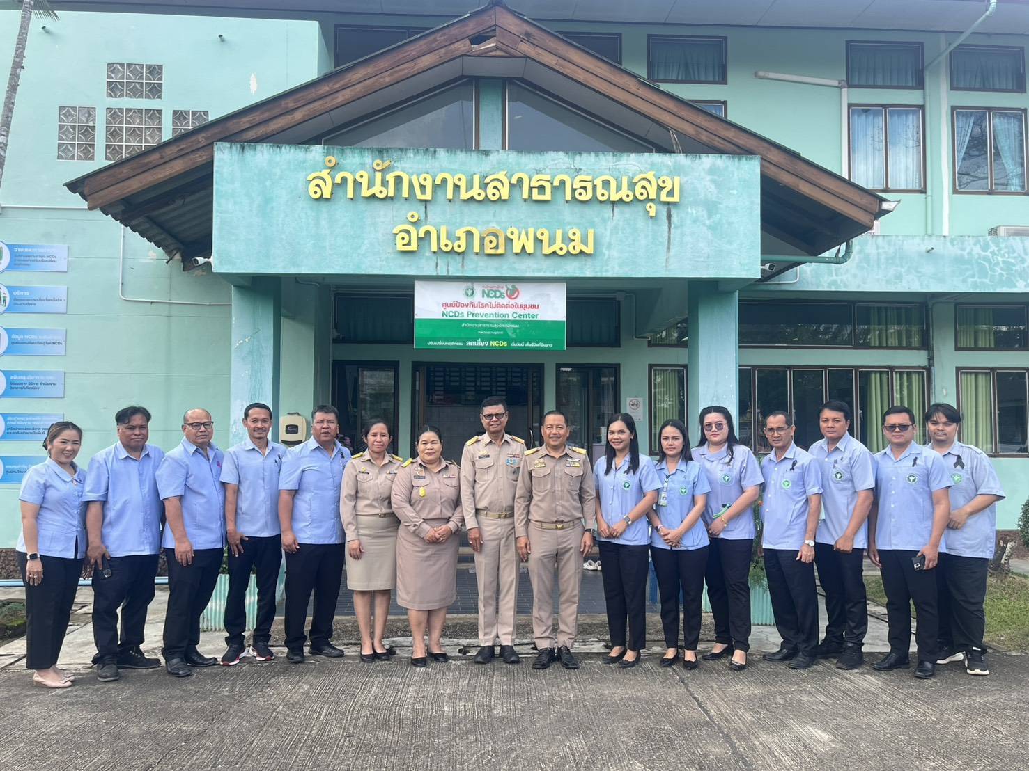 วันที่ 15 ธันวาคม 2568
ดร.สรรเพชญ เรืองอร่าม สาธารณสุขอำเภอพนม พร้อมด้วยเจ้าหน้าที่สำนักงานสาธารณสุขอำเภอพนม ร่วมต้อนรับคณะศึกษาดูงานจากเจ้าหน้าที่สาธารณสุขอำเภอเคียนซา ในหัวข้อกลไกพชอ. กับการดำเนินงานผู้สูงอายุ ณ ห้องประชุมชั้น 2 สำนักงานสาธารณสุขอำเภอพนม