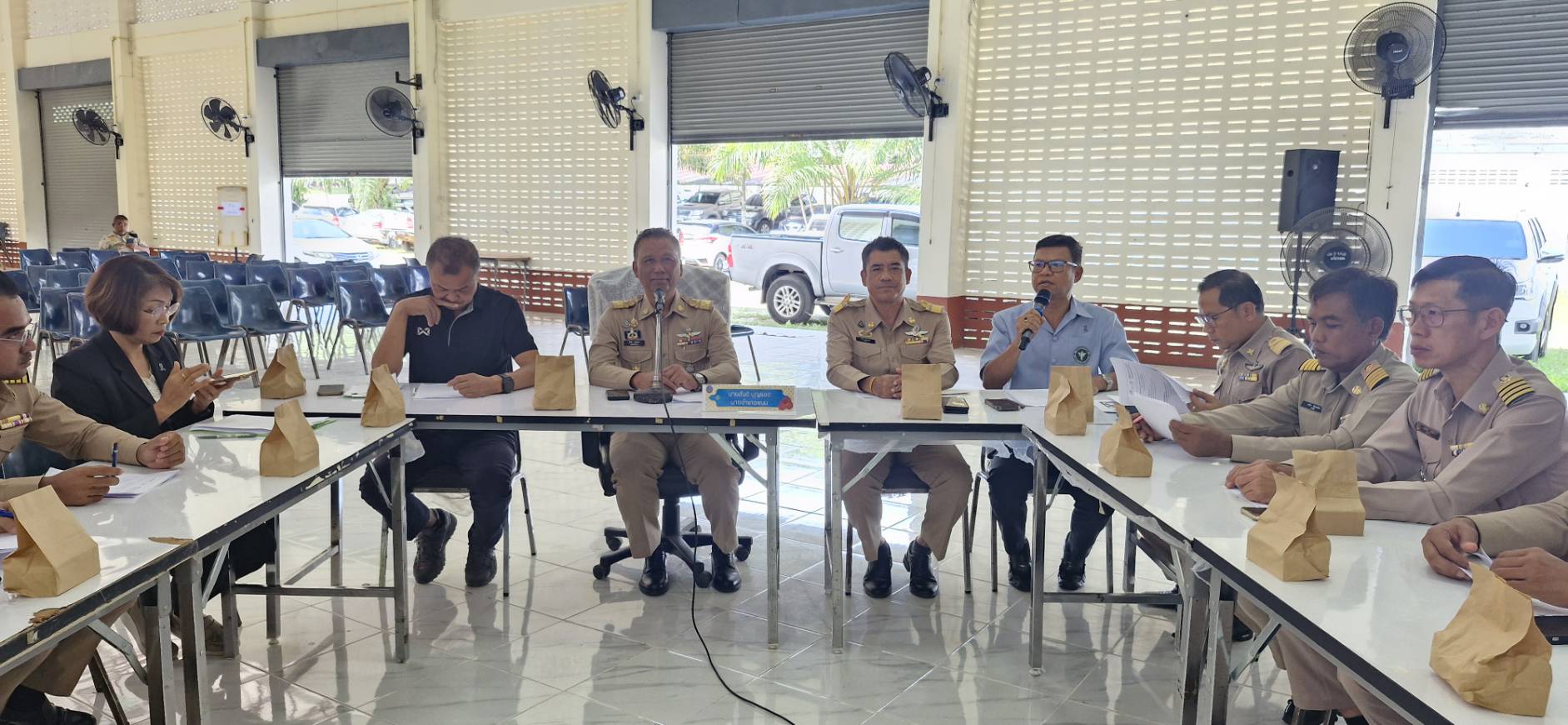 วันที่ 12 มกราคม 2569 นายสันติ บุญรอด นายอำเภอพนม เป็นประธาน ในการประชุมเตรียมความพร้อม ชี้แจงบทบาทหน้าที่รับผิดชอบในแต่ละภาคส่วน เพื่อร่วมดำเนินการในการจัดประกวด อสม.ดีเด่น ระดับชาติ รวมถึงการส่งเสริมเป็นศูนย์เรียนรู้และสร้างมูลค่าเพิ่มด้านผลิตภัณฑ์แพทย์แผนไทยและภูมิปัญญาท้องถิ่น โดยมี ดร.สรรเพชญ เรืองอร่าม สาธารณสุขอำเภอพนม เจ้าหน้าที่สาธารณสุข และภาคีเครือข่าย ที่เกี่ยวข้อง ณ หอประชุมอำเภอพนม จังหวัดสุราษฎร์ธานี
