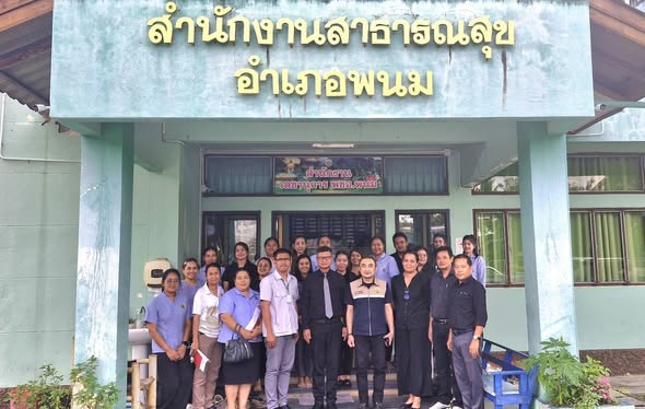 วันที่ 25 กุมภาพันธ์ 2569 ดร.สรรเพชญ เรืองอร่าม สาธารณสุขอำเภอพนม เป็นประธานในการประชุมหารือ และวางแผนแนวทางการดำเนินงานอำเภอ/สถานประกอบการปลอดโรคไข้เลือดออก ร่วมกับกองสาธารณสุข องค์การบริหารส่วนจังหวัดสุราษฎร์ธานี, สำนักงานสาธารณสุขจังหวัดสุราษฎร์ธานี, ศูนย์ควบคุมโรคนำโดยแมลงที่ 11.3 สุราษฎร์ธานี, ศูนย์ควบคุมโรคนำโดยแมลงที่ 11.3.3 พนม, ผู้อำนวยการโรงพยาบาลส่งเสริมสุขภาพตำบลทุกแห่ง และผู้รับผิดชอบงานควบคุมโรคติดต่อ โรคไม่ติดต่อเรื้อรัง และอาสาสมัครสาธารณสุขประจำหมู่บ้าน (อสม.) จากโรงพยาบาลพนม และโรงพยาบาลส่งเสริมสุขภาพตำบลทุกแห่ง เพื่อขับเคลื่อนการดำเนินงานอำเภอปลอดโรคไข้เลือดออก ณ ห้องประชุมชั้น 2 สำนักงานสาธารณสุขอำเภอพนม จังหวัดสุราษฎร์ธานี