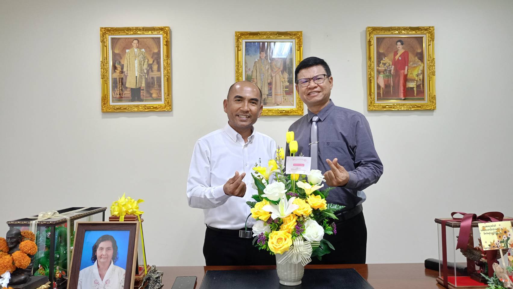 วันที่ 17 มีนาคม 2569 ดร.สรรเพชญ เรืองอร่าม สาธารณสุขอำเภอพนม
และนายพนมศักดิ์ จันทร์ปาน ผู้ช่วยสาธารณสุขอำเภอพนม ร่วมแสดงความยินดีกับ นายอภิเดช พรหมคุ้ม เนื่องในโอกาสเข้ารับตำแหน่งใหม่ นักวิชาการสาธารณสุขชำนาญการพิเศษ รักษาการในตำแหน่ง นักวิชาการสาธารณสุขเชี่ยวชาญ (ด้านบริหารสาธารณสุข) รองนายแพทย์สาธารณสุขจังหวัดสุราษฎร์ธานี ณ สำนักงานสาธารณสุขจังหวัดสุราษฎร์ธานี