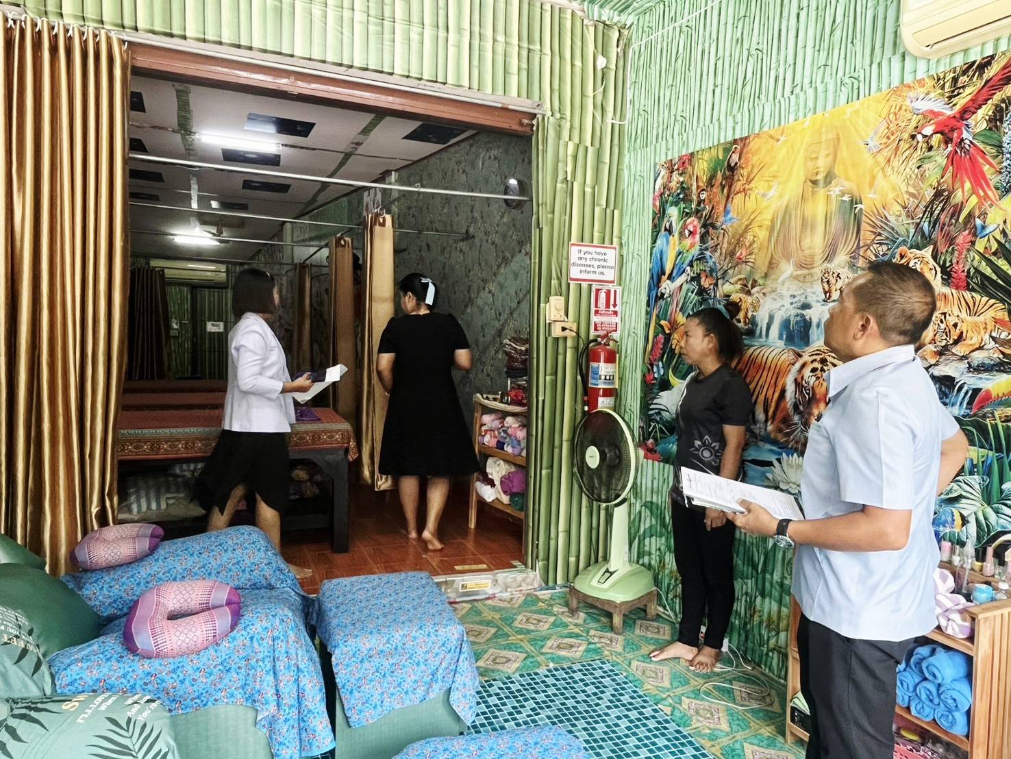 วันที่ 6 พฤษภาคม 2569
ดร.สรรเพชญ เรืองอร่าม สาธารณสุขอำเภอพนม มอบหมายให้ นายพนมศักดิ์ จะนทร์ปาน พร้อมด้วยนางสาวพรเพ็ญ เพชรชู นักสาธารณสุขชำนาญการ และนางสาวสุนารีย์ จิตราภิรมย์  ออกตรวจประเมิน มาตรฐานของสถานประกอบการเพื่อสุขภาพ ประเภทกิจการนวดเพื่อสุขภาพ เพื่อใช้ประกอบการพิจารณาอนุญาต ในพื้นที่ตําบลคลองศก อําเภอพนม  จังหวัดสุราษฎร์ธานี