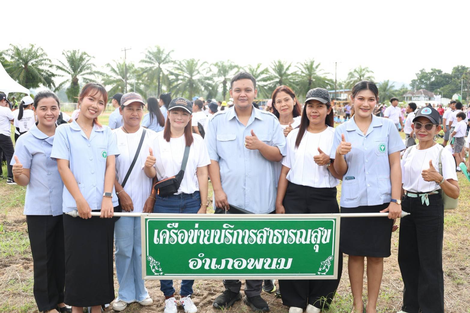 วันที่ 23 กรกฎาคม 2569
ดร.สรรเพชญ เรืองอร่าม สาธารณสุขอำเภอพนม นำทีมเจ้าหน้าที่สาธารณสุข อสม.ร่วมเดินรณรงค์การสวมหมวกนิรภัย และแก้ไขปัญหาภาวะเจ็บป่วยฉุกเฉินในพื้นที่อำเภอพนม ประจำปีงบประมาณ 2569 
ในการแข่งขันกรีฑานักเรียน นักศึกษา และประชาชนอำเภอพนม ครั้งที่ 71 ณ สนามกีฬากลางอำเภอพนม
