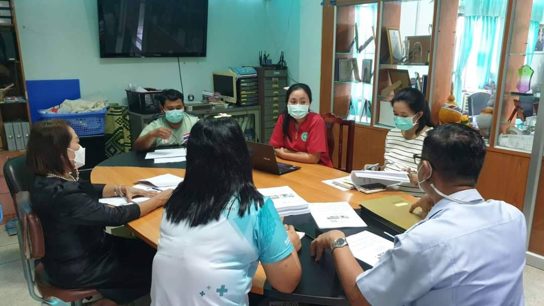 วันที่ 8 มิถุนายน 65 เจ้าหน้าที่สำนักงานสาธารณสุขอำเภอพนม ร่วมกับเทศบาลตำบลพนม อบต.พนม อบต.ต้นยวน ประชุมปรึกษาหารือการจัดตั้งศูนย์เตือนภัยด้านผลิตภัณฑ์สุขภาพในชุมชน